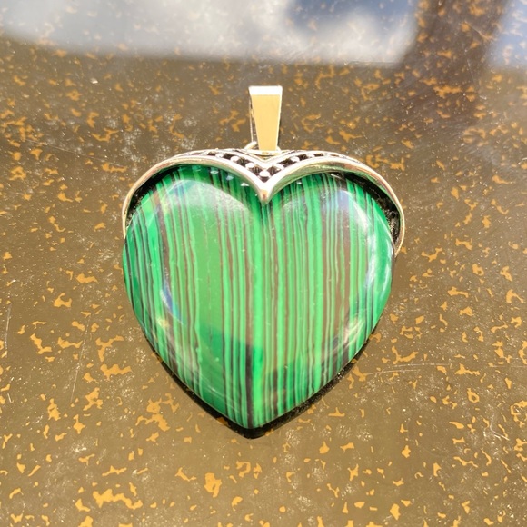 Green Malachite Heart Gemstone Crystal  Pendant Necklace - Picture 4 of 8